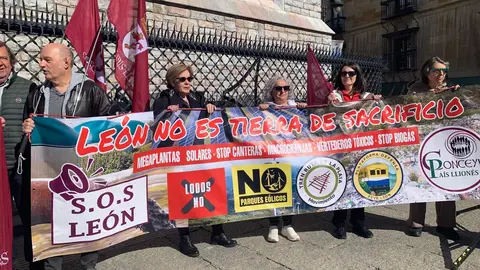 Concentración convocada por varios colectivos para denunciar las agresiones que sufren los pueblos y el expolio de sus recursos. Foto: A.F.R.