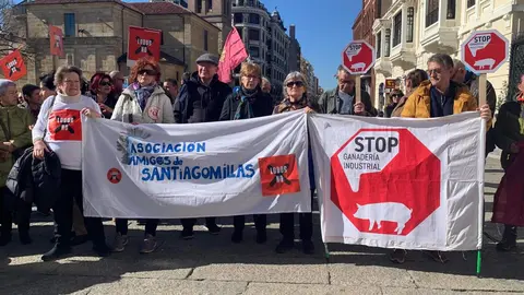 Concentración convocada por varios colectivos para denunciar las agresiones que sufren los pueblos y el expolio de sus recursos. Foto: A.F.R.