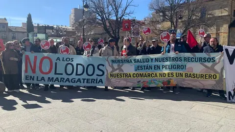 Concentración convocada por varios colectivos para denunciar las agresiones que sufren los pueblos y el expolio de sus recursos. Foto: A.F.R.