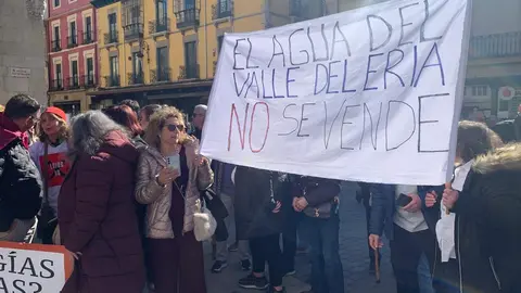 Concentración convocada por varios colectivos para denunciar las agresiones que sufren los pueblos y el expolio de sus recursos. Foto: A.F.R.