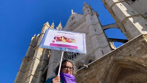 Las 35 Revueltas de Mujeres en la Iglesia del Estado español reclaman igualdad con una dramatización simbólica. Fotos: Peio García.