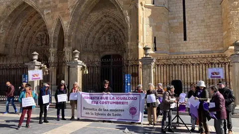 Las 35 Revueltas de Mujeres en la Iglesia del Estado español reclaman igualdad con una dramatización simbólica. Fotos: Peio García.