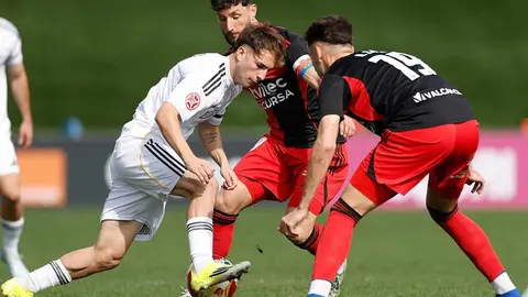 Frimpong impulsa a la Deportiva hacia el playoff en el Di Stéfano. Un gol del centrocampista ghanés en el minuto 90 da una victoria de oro a la Ponferradina ante el Real Madrid Castilla (0-1) y acerca a Andrés Prieto al récord histórico de imbatibilidad.