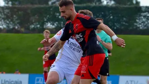 Frimpong impulsa a la Deportiva hacia el playoff en el Di Stéfano. Un gol del centrocampista ghanés en el minuto 90 da una victoria de oro a la Ponferradina ante el Real Madrid Castilla (0-1) y acerca a Andrés Prieto al récord histórico de imbatibilidad.