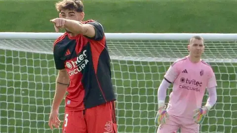 Frimpong impulsa a la Deportiva hacia el playoff en el Di Stéfano. Un gol del centrocampista ghanés en el minuto 90 da una victoria de oro a la Ponferradina ante el Real Madrid Castilla (0-1) y acerca a Andrés Prieto al récord histórico de imbatibilidad.