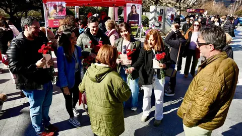 Los candidatos de los principales partidos, y también los minoritarios, no perdieron la oportunidad de hacer campaña entre la multitud de Papalaguinda