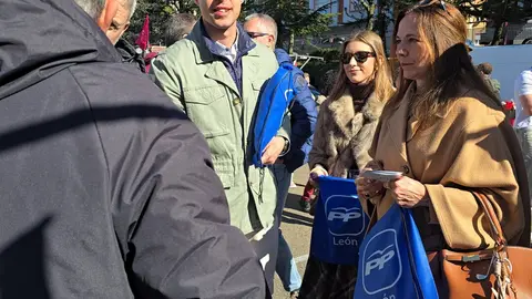 Los candidatos de los principales partidos, y también los minoritarios, no perdieron la oportunidad de hacer campaña entre la multitud de Papalaguinda