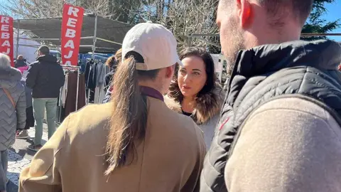 Los candidatos de los principales partidos, y también los minoritarios, no perdieron la oportunidad de hacer campaña entre la multitud de Papalaguinda