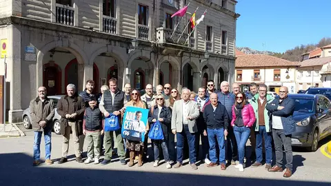 La candidatura del PP durante su visita a Cistierna este domingo. Foto: PP.