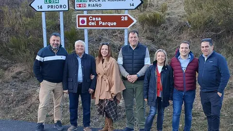 La candidatura del PP durante su visita a la carretera entre Prioro y Boca de Huérgano. Foto: PP.