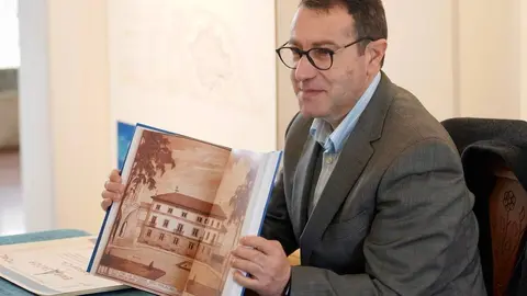 Nombramiento de los medios de comunicación como embajadores del Palacio de Gaudí de Astorga, con motivo del centenario de la muerte del arquitecto catalán.