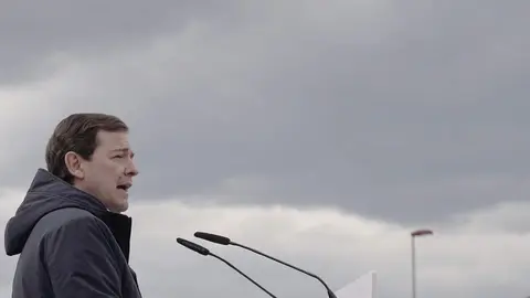 El candidato del Partido Popular de Castilla y León a la reelección como presidente de la Junta, Alfonso Fernández Mañueco, ofrece un mitin en Ponferrada (León). Foto: Rubén Cacho.