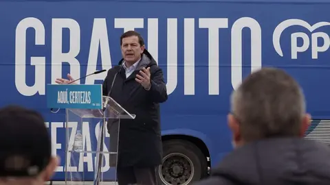 El candidato del Partido Popular de Castilla y León a la reelección como presidente de la Junta, Alfonso Fernández Mañueco, ofrece un mitin en Ponferrada (León). Foto: Rubén Cacho.