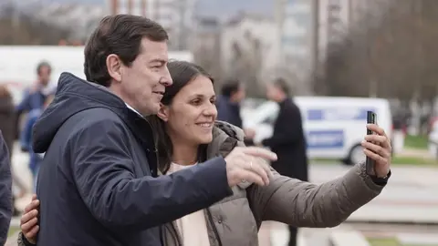 El candidato del Partido Popular de Castilla y León a la reelección como presidente de la Junta, Alfonso Fernández Mañueco, ofrece un mitin en Ponferrada (León). Foto: Rubén Cacho.