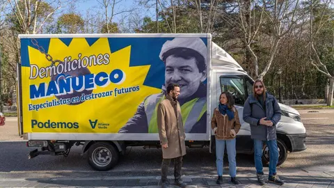 La secretaria general y diputada de Podemos, Ione Belarra; el secretario de Organización y portavoz de Podemos, Pablo Fernández, y el candidato de Podemos-Alianza Verde a la Presidencia de la Junta de Castilla y León, Miguel Ángel Llamas, ofrecen declaraciones a los medios, en la Consejería de Sanidad de la Junta de Castilla y León. Fotos: Eduardo Margareto