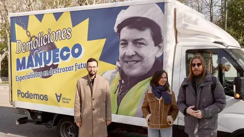 La secretaria general y diputada de Podemos, Ione Belarra; el secretario de Organización y portavoz de Podemos, Pablo Fernández, y el candidato de Podemos-Alianza Verde a la Presidencia de la Junta de Castilla y León, Miguel Ángel Llamas, ofrecen declaraciones a los medios, en la Consejería de Sanidad de la Junta de Castilla y León. Fotos: Eduardo Margareto