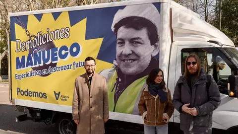 La secretaria general y diputada de Podemos, Ione Belarra; el secretario de Organización y portavoz de Podemos, Pablo Fernández, y el candidato de Podemos-Alianza Verde a la Presidencia de la Junta de Castilla y León, Miguel Ángel Llamas, ofrecen declaraciones a los medios, en la Consejería de Sanidad de la Junta de Castilla y León. Fotos: Eduardo Margareto