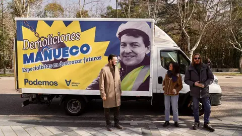 La secretaria general y diputada de Podemos, Ione Belarra; el secretario de Organización y portavoz de Podemos, Pablo Fernández, y el candidato de Podemos-Alianza Verde a la Presidencia de la Junta de Castilla y León, Miguel Ángel Llamas, ofrecen declaraciones a los medios, en la Consejería de Sanidad de la Junta de Castilla y León. Fotos: Eduardo Margareto