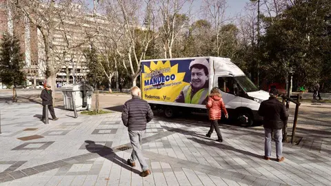 La secretaria general y diputada de Podemos, Ione Belarra; el secretario de Organización y portavoz de Podemos, Pablo Fernández, y el candidato de Podemos-Alianza Verde a la Presidencia de la Junta de Castilla y León, Miguel Ángel Llamas, ofrecen declaraciones a los medios, en la Consejería de Sanidad de la Junta de Castilla y León. Fotos: Eduardo Margareto