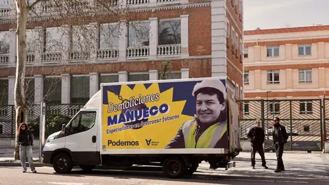 La secretaria general y diputada de Podemos, Ione Belarra; el secretario de Organización y portavoz de Podemos, Pablo Fernández, y el candidato de Podemos-Alianza Verde a la Presidencia de la Junta de Castilla y León, Miguel Ángel Llamas, ofrecen declaraciones a los medios, en la Consejería de Sanidad de la Junta de Castilla y León. Fotos: Eduardo Margareto