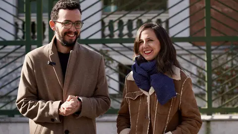 La secretaria general y diputada de Podemos, Ione Belarra; el secretario de Organización y portavoz de Podemos, Pablo Fernández, y el candidato de Podemos-Alianza Verde a la Presidencia de la Junta de Castilla y León, Miguel Ángel Llamas, ofrecen declaraciones a los medios, en la Consejería de Sanidad de la Junta de Castilla y León. Fotos: Eduardo Margareto