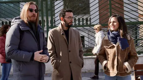 La secretaria general y diputada de Podemos, Ione Belarra; el secretario de Organización y portavoz de Podemos, Pablo Fernández, y el candidato de Podemos-Alianza Verde a la Presidencia de la Junta de Castilla y León, Miguel Ángel Llamas, ofrecen declaraciones a los medios, en la Consejería de Sanidad de la Junta de Castilla y León. Fotos: Eduardo Margareto