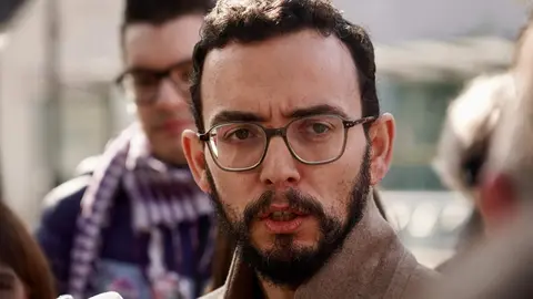 La secretaria general y diputada de Podemos, Ione Belarra; el secretario de Organización y portavoz de Podemos, Pablo Fernández, y el candidato de Podemos-Alianza Verde a la Presidencia de la Junta de Castilla y León, Miguel Ángel Llamas, ofrecen declaraciones a los medios, en la Consejería de Sanidad de la Junta de Castilla y León. Fotos: Eduardo Margareto