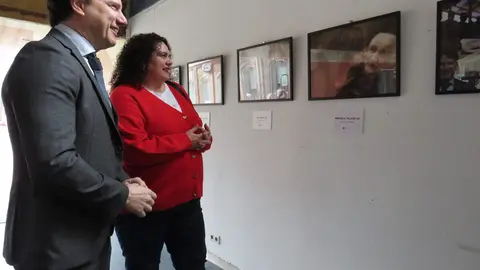 Inauguración en el Centro Cívico León Oeste – Crucero de la exposición con las imágenes finalistas del 'XV Concurso Internacional de Fotografía sobre Humanización Asistencial' del Hospital San Juan de Dios de León.