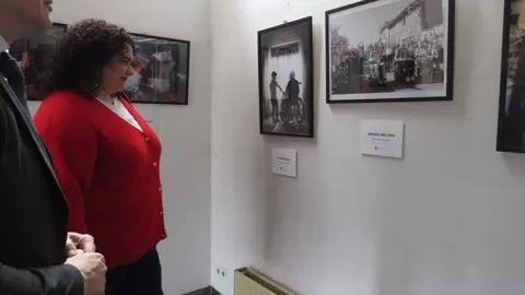Inauguración en el Centro Cívico León Oeste – Crucero de la exposición con las imágenes finalistas del 'XV Concurso Internacional de Fotografía sobre Humanización Asistencial' del Hospital San Juan de Dios de León.