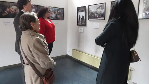 Inauguración en el Centro Cívico León Oeste – Crucero de la exposición con las imágenes finalistas del 'XV Concurso Internacional de Fotografía sobre Humanización Asistencial' del Hospital San Juan de Dios de León.