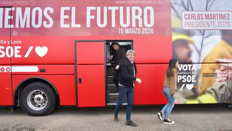 El secretario general del PSOECyL y candidato a la Presidencia de la Junta, Carlos Martínez, junto a junto a los cabeza de lista por León Nuria Rubio y Mario Rivas en el autobús de la caravana electoral. Foto: Miriam Chacón