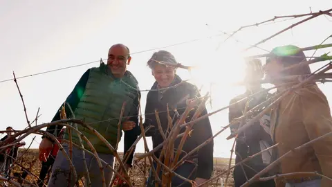 El secretario general del PSOECyL y candidato a la Presidencia de la Junta, Carlos Martínez, junto a junto a los cabeza de lista por León Nuria Rubio y Mario Rivas en el autobús de la caravana electoral. Foto: Miriam Chacón