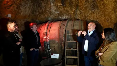 El secretario general del PSOECyL y candidato a la Presidencia de la Junta, Carlos Martínez, junto a junto a los cabeza de lista por León Nuria Rubio y Mario Rivas en el autobús de la caravana electoral. Foto: Miriam Chacón