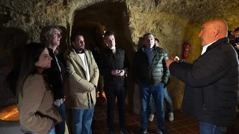 El secretario general del PSOECyL y candidato a la Presidencia de la Junta, Carlos Martínez, junto a junto a los cabeza de lista por León Nuria Rubio y Mario Rivas en el autobús de la caravana electoral. Foto: Miriam Chacón