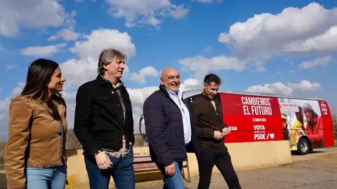 El secretario general del PSOECyL y candidato a la Presidencia de la Junta, Carlos Martínez, junto a junto a los cabeza de lista por León Nuria Rubio y Mario Rivas en el autobús de la caravana electoral. Foto: Miriam Chacón