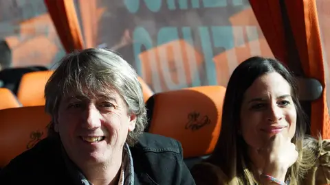 El secretario general del PSOECyL y candidato a la Presidencia de la Junta, Carlos Martínez, junto a junto a los cabeza de lista por León Nuria Rubio y Mario Rivas en el autobús de la caravana electoral. Foto: Miriam Chacón