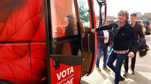 CEl secretario general del PSOECyL y candidato a la Presidencia de la Junta, Carlos Martínez, junto a junto a los cabeza de lista por León Nuria Rubio y Mario Rivas en el autobús de la caravana electoral. Foto: Miriam Chacón