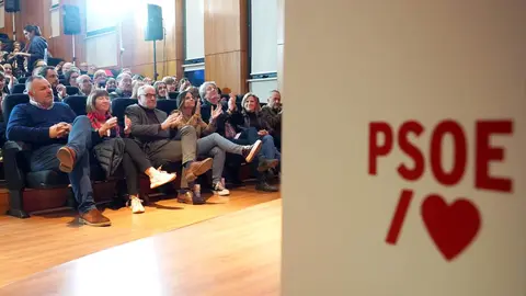 El secretario general del PSOECyL y candidato a la Presidencia de la Junta, Carlos Martínez, en el acto público celebrado en Bembibre junto a la cabeza de lista a las Cortes Nuria Rubio y la secretaria de Igualdad Pilar Bernabé. Foto: Miriam Chacón