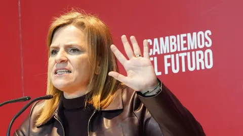 El secretario general del PSOECyL y candidato a la Presidencia de la Junta, Carlos Martínez, en el acto público celebrado en Bembibre junto a la cabeza de lista a las Cortes Nuria Rubio y la secretaria de Igualdad Pilar Bernabé. Foto: Miriam Chacón