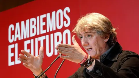 El secretario general del PSOECyL y candidato a la Presidencia de la Junta, Carlos Martínez, en el acto público celebrado en Bembibre junto a la cabeza de lista a las Cortes Nuria Rubio y la secretaria de Igualdad Pilar Bernabé. Foto: Miriam Chacón