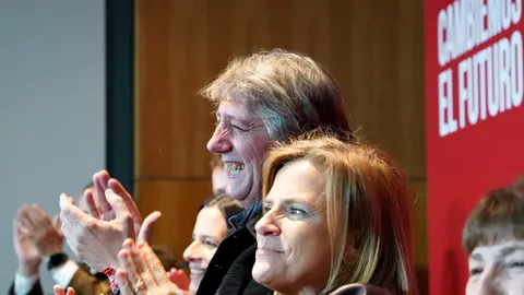 El secretario general del PSOECyL y candidato a la Presidencia de la Junta, Carlos Martínez, en el acto público celebrado en Bembibre junto a la cabeza de lista a las Cortes Nuria Rubio y la secretaria de Igualdad Pilar Bernabé. Foto: Miriam Chacón