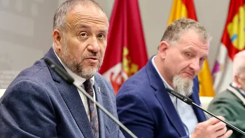 El presidente de la Diputación de León, Gerardo Álvarez Courel, y el diputado de Turismo, Octavio González, acompañan a los representantes de la Asociación de Amigos del Camino de Santiago ‘Pulchra Leonina’ en la presentación del balance anual de peregrinos. Foto: Campillo.