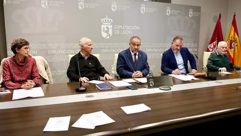 El presidente de la Diputación de León, Gerardo Álvarez Courel, y el diputado de Turismo, Octavio González, acompañan a los representantes de la Asociación de Amigos del Camino de Santiago ‘Pulchra Leonina’ en la presentación del balance anual de peregrinos. Foto: Campillo.