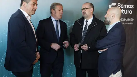 El presidente de la Cámara Oficial de Comercio, Industria y Servicios de León, Javier Vega (2I), junto al vicepresidente, Javier Morán (I), el director de Tecnología de la Fundación Universidad Empresa, Ángel Ruiz (D), el alcalde de Ponferrada, Marco Morala (2D), durante la apertura de las Jornadas Somos Futuro 2.0 organizadas por la Cámara de Comercio. Foto: César Sánchez.