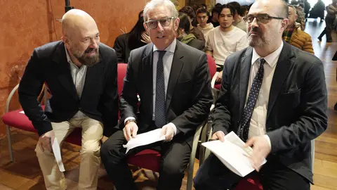El presidente de la Cámara Oficial de Comercio, Industria y Servicios de León, Javier Vega (C), junto al director de Tecnología de la Fundación Universidad Empresa, Ángel Ruiz (I), y el alcalde de Ponferrada, Marco Morala (D), durante la apertura de las Jornadas Somos Futuro 2.0 organizadas por la Cámara de Comercio. Foto: César Sánchez.