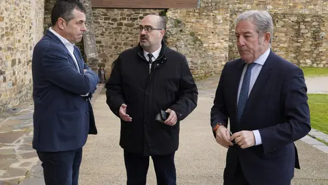 El presidente de la Cámara Oficial de Comercio, Industria y Servicios de León, Javier Vega (D), junto al vicepresidente, Javier Morán (I), y el alcalde de Ponferrada, Marco Morala (C), durante la apertura de las Jornadas Somos Futuro 2.0 organizadas por la Cámara de Comercio. Foto: César Sánchez.
