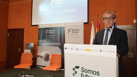 El presidente de la Cámara Oficial de Comercio, Industria y Servicios de León, Javier Vega, durante la apertura de las Jornadas Somos Futuro 2.0 organizadas por la Cámara de Comercio. Foto: César Sánchez.