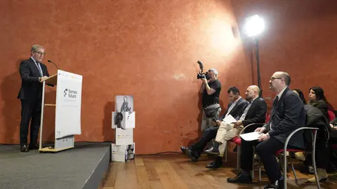 El presidente de la Cámara Oficial de Comercio, Industria y Servicios de León, Javier Vega (I), junto al director de Tecnología de la Fundación Universidad Empresa, Ángel Ruiz (2D), y el alcalde de Ponferrada, Marco Morala (D), durante la apertura de las Jornadas Somos Futuro 2.0 organizadas por la Cámara de Comer. Foto: César Sánchez.