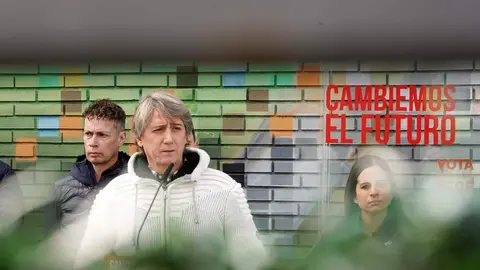 El secretario general del PSOECyL y candidato a la Presidencia de la Junta, Carlos Martínez, visita el Fab Lab León junto a los cabezas de lista Nuria Rubio y Mario Rivas. Foto: Miriam Chacón.