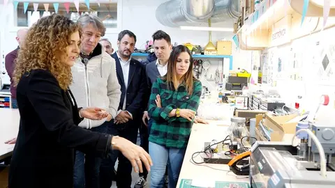 El secretario general del PSOECyL y candidato a la Presidencia de la Junta, Carlos Martínez, visita el Fab Lab León junto a los cabezas de lista Nuria Rubio y Mario Rivas. Foto: Miriam Chacón.